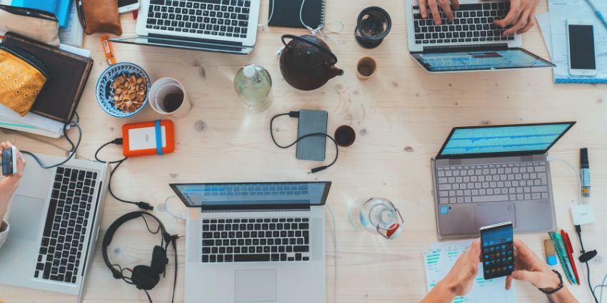 Top 6 Reasons to Combine UCaaS and CCaaS in 2023 - Vnetwork